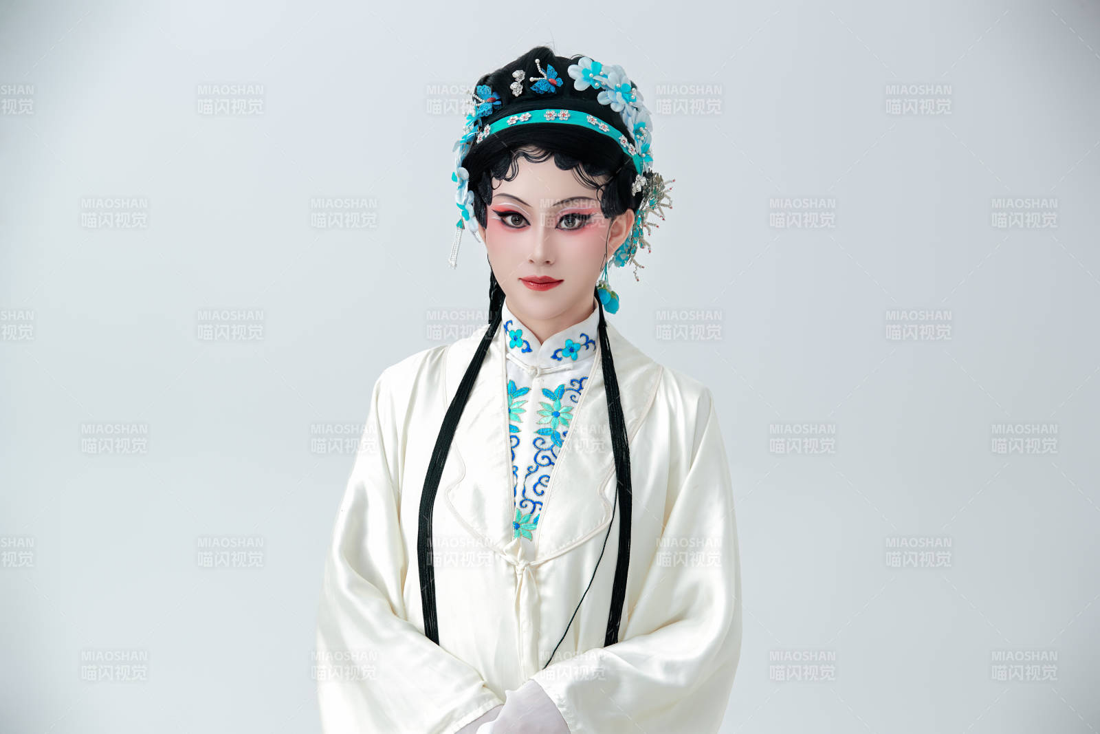白色背景下传统戏曲越剧装扮的亚洲美女