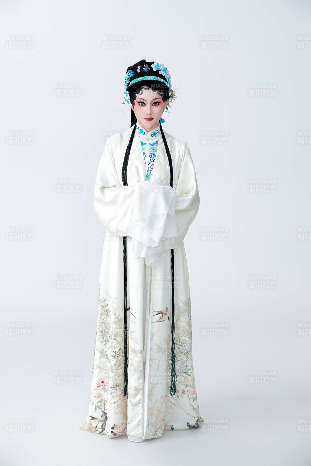 白色背景下传统戏曲越剧装扮的亚洲美女