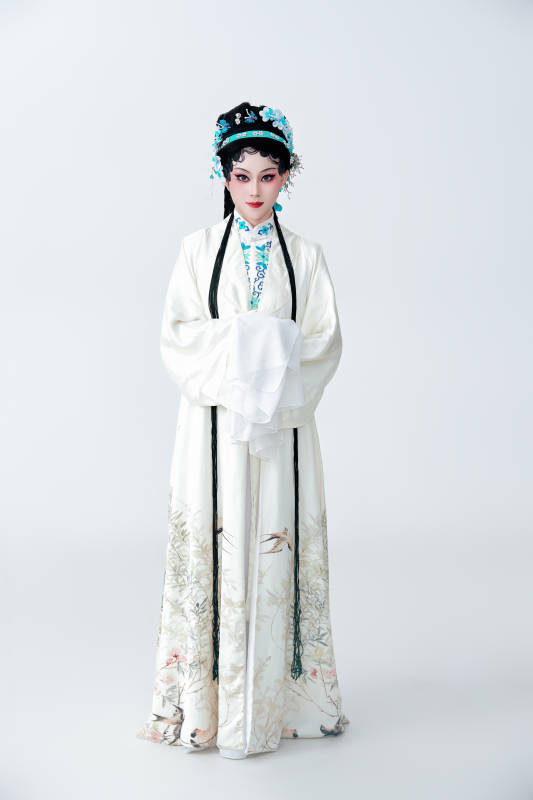 白色背景下传统戏曲越剧装扮的亚洲美女