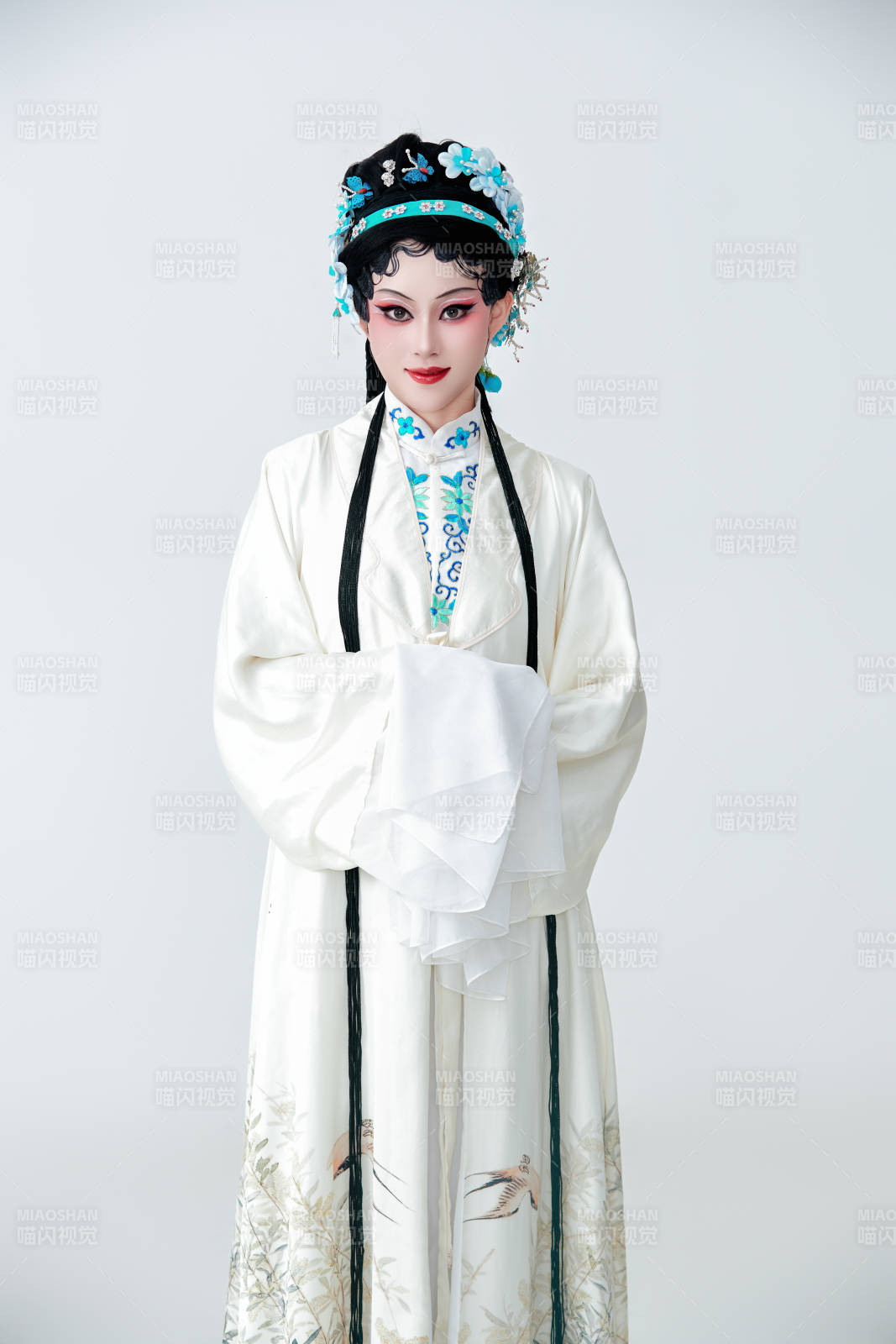 白色背景下傳統(tǒng)戲曲越劇裝扮的亞洲美女