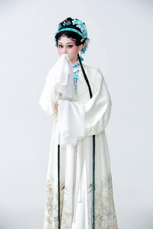 白色背景下传统戏曲越剧装扮的亚洲美女