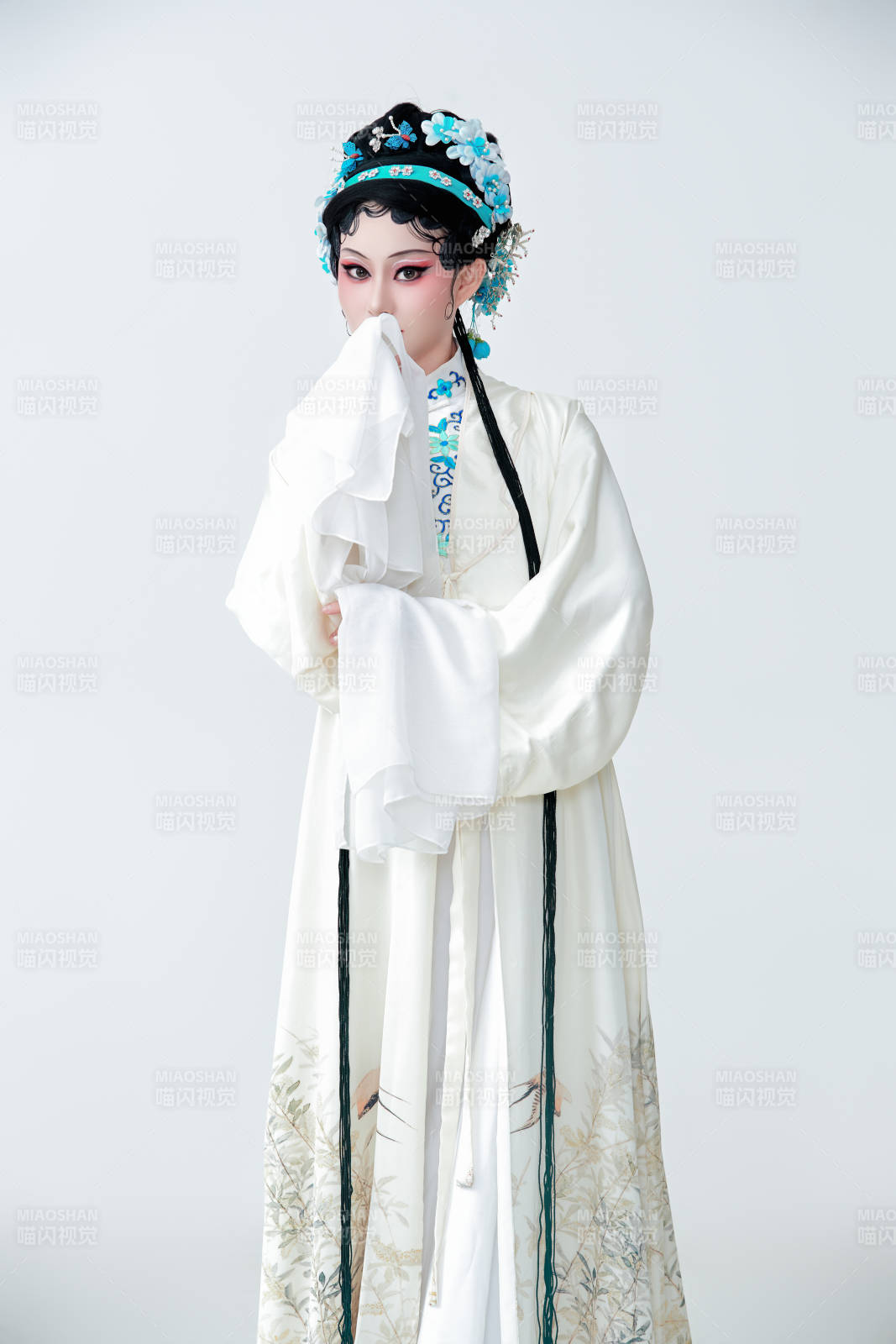 白色背景下传统戏曲越剧装扮的亚洲美女