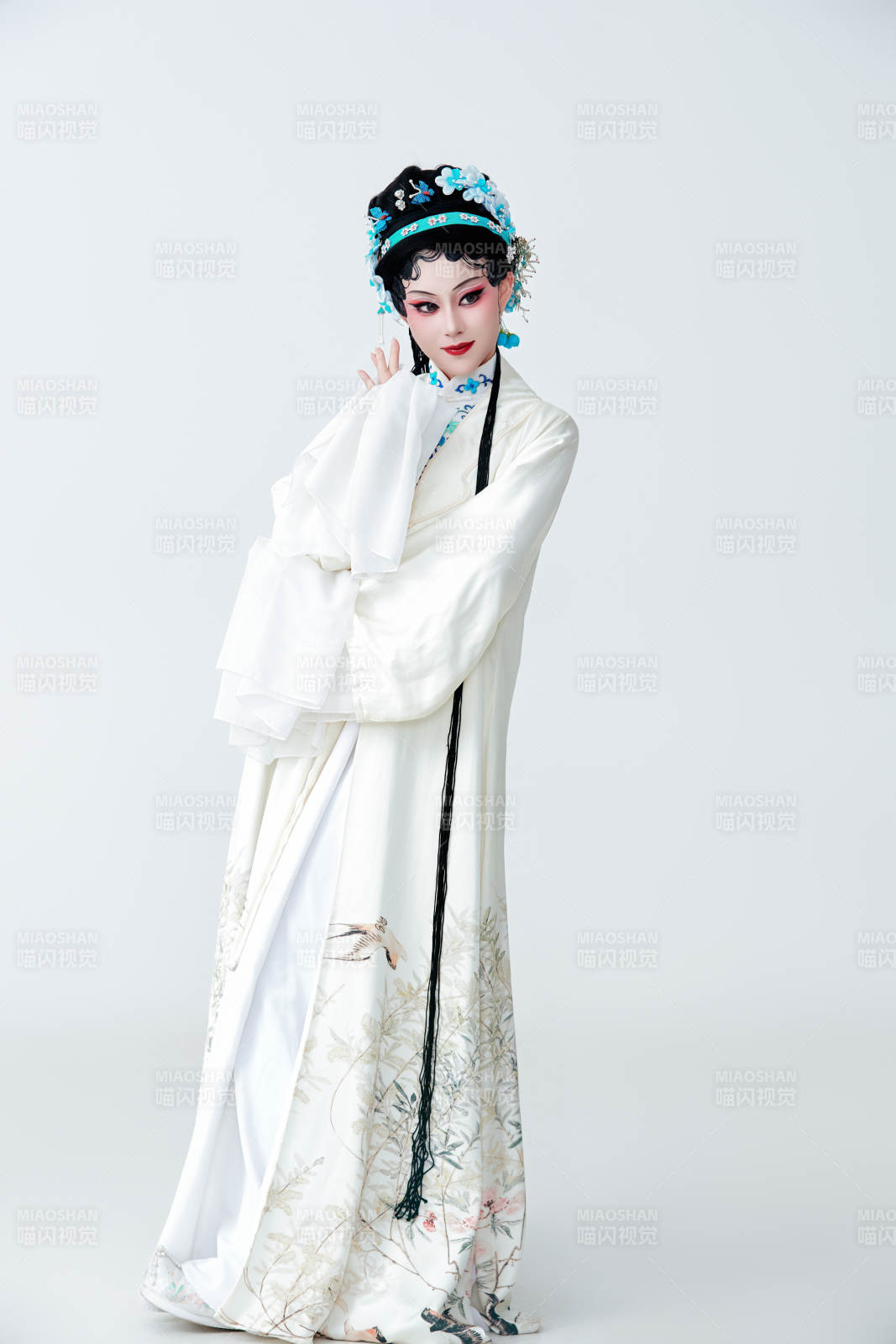 白色背景下傳統戲曲越劇裝扮的亞洲美女