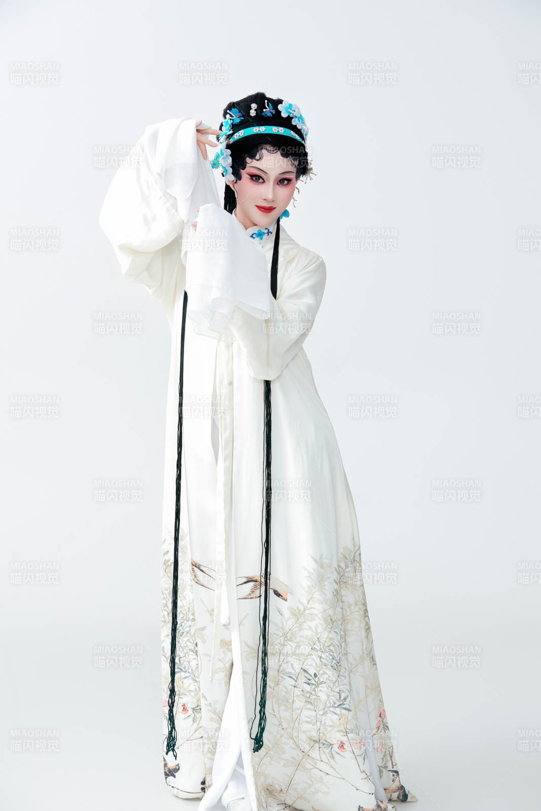 白色背景下传统戏曲越剧装扮的亚洲美女图片