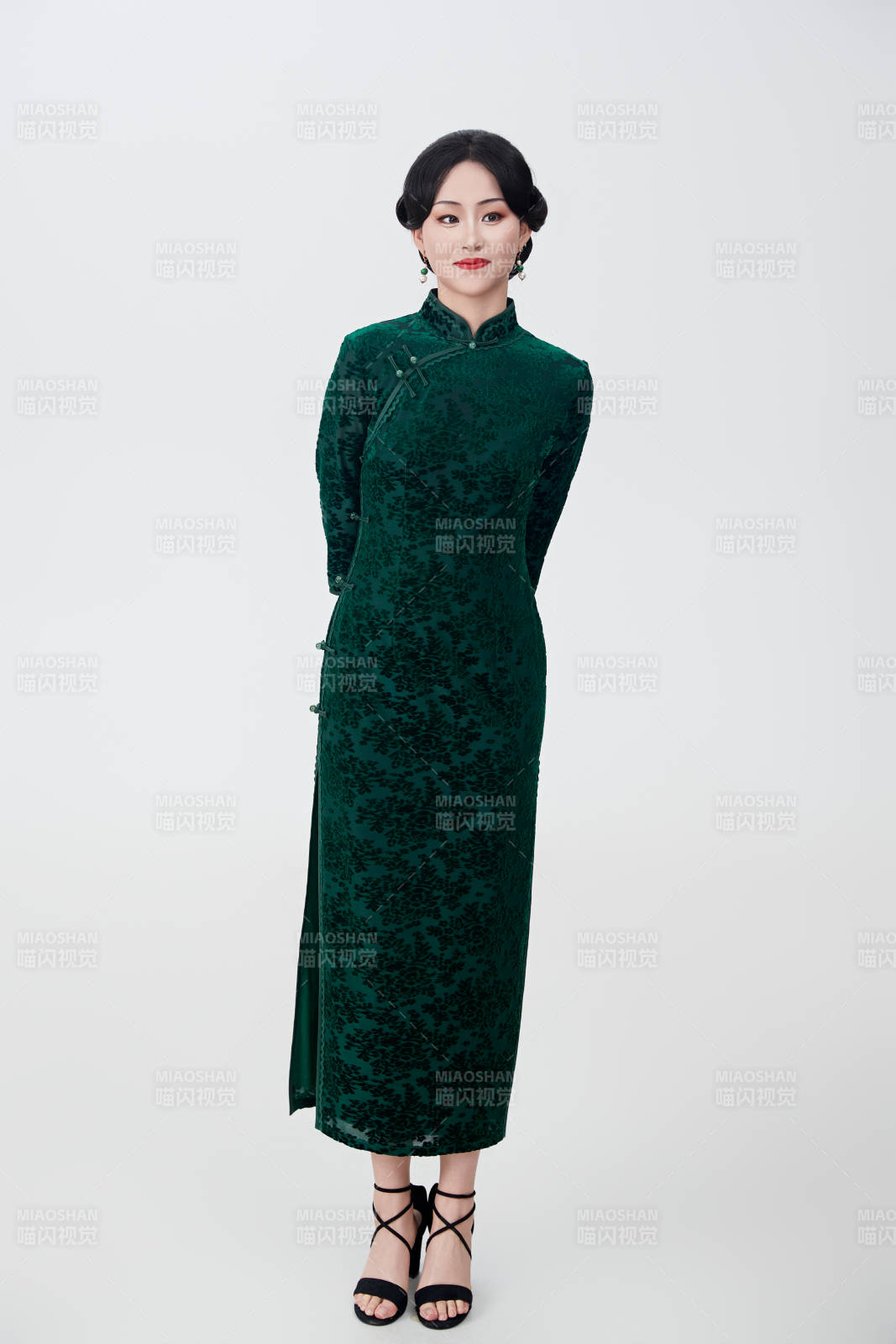 身著傳統中式旗袍的亞洲美女