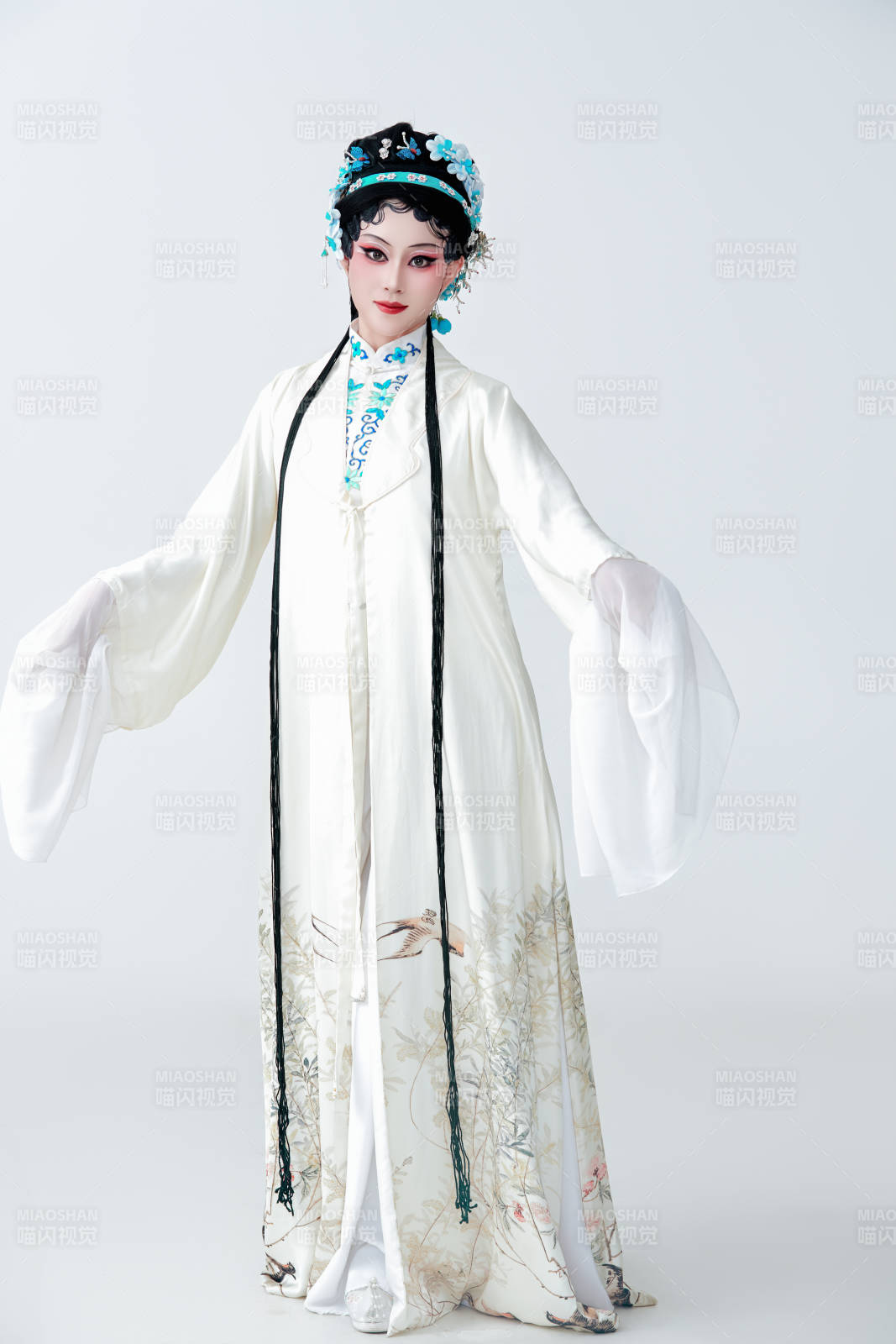 白色背景下传统戏曲越剧装扮的亚洲美女