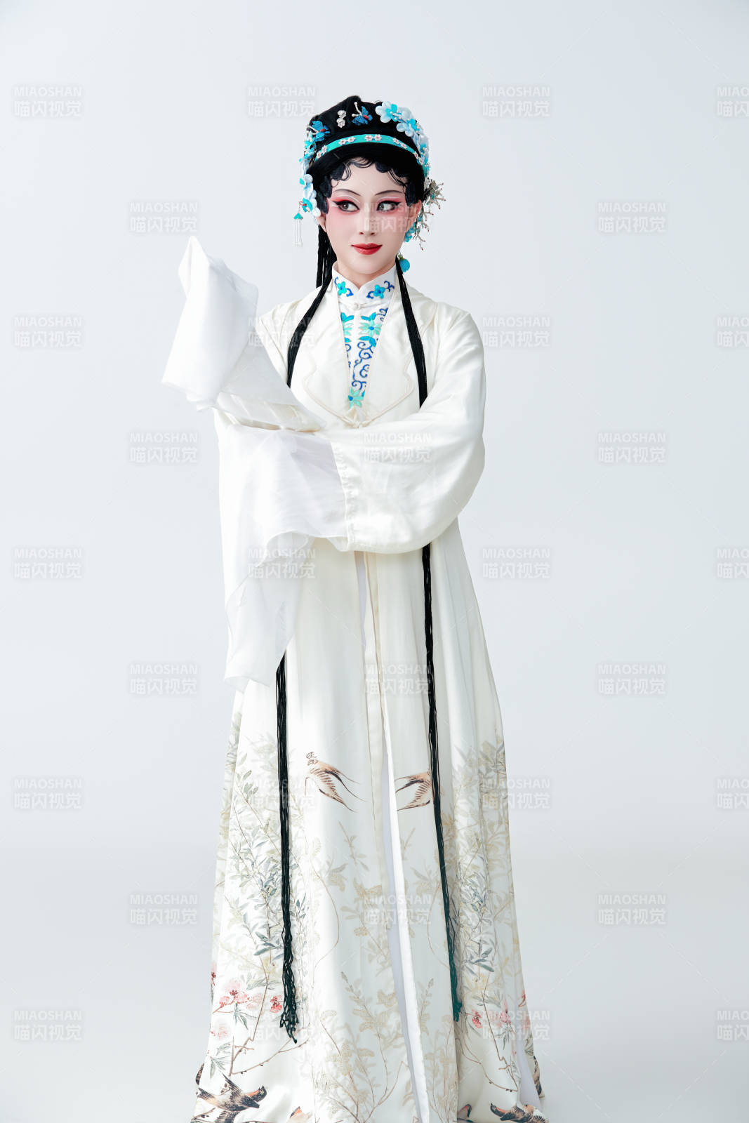 白色背景下传统戏曲越剧装扮的亚洲美女图片