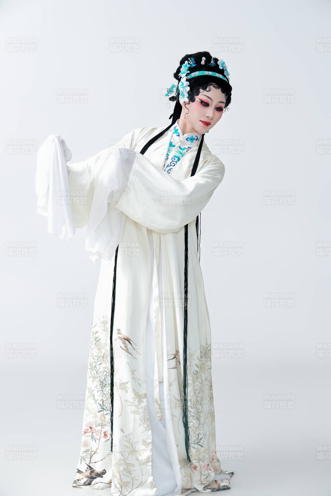 白色背景下傳統戲曲越劇裝扮的亞洲美女