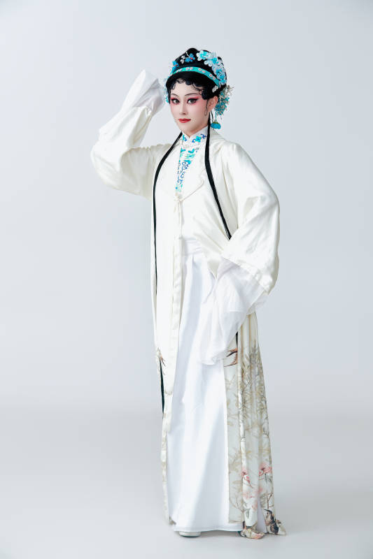 白色背景下传统戏曲越剧装扮的亚洲美女