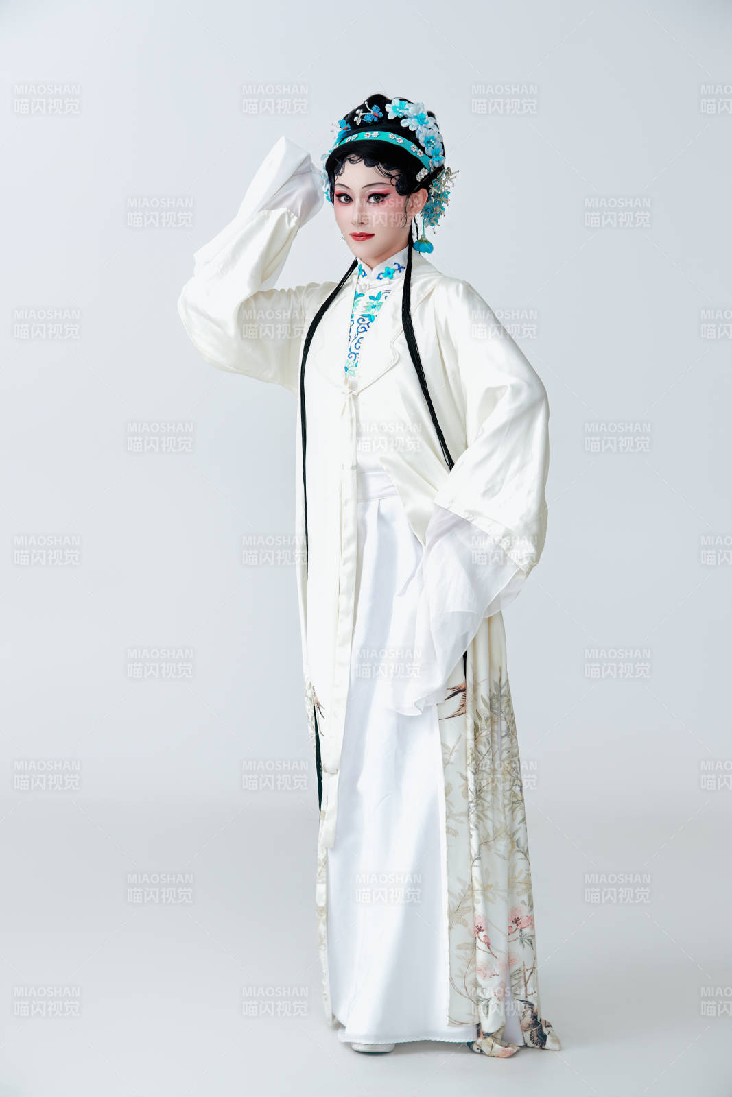 白色背景下传统戏曲越剧装扮的亚洲美女