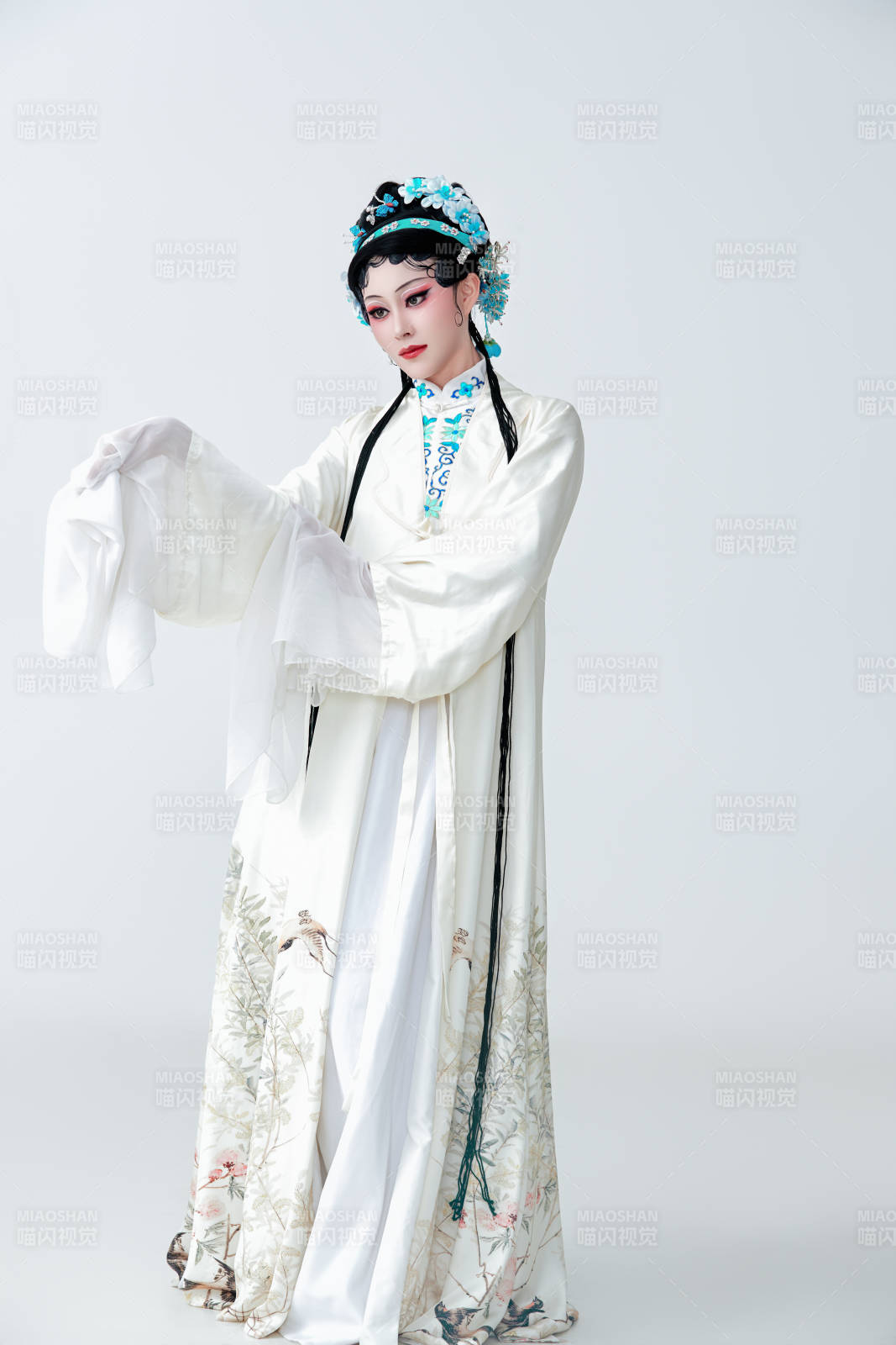 白色背景下传统戏曲越剧装扮的亚洲美女