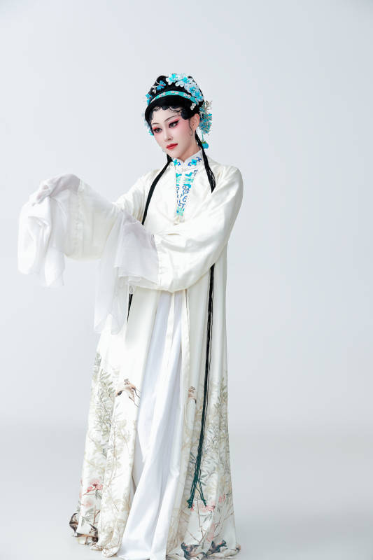 白色背景下传统戏曲越剧装扮的亚洲美女