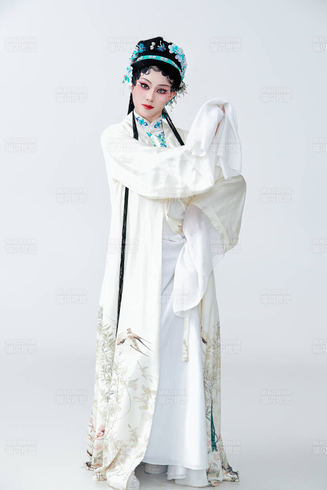 白色背景下传统戏曲越剧装扮的亚洲美女图片