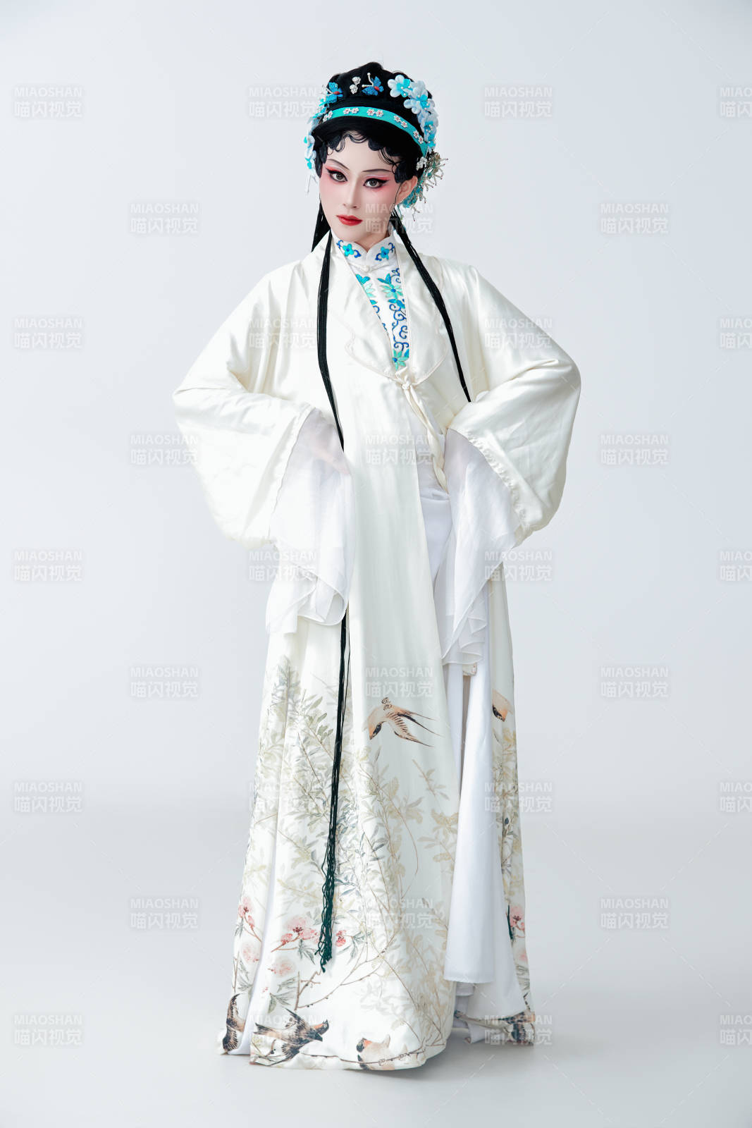 白色背景下傳統戲曲越劇裝扮的亞洲美女