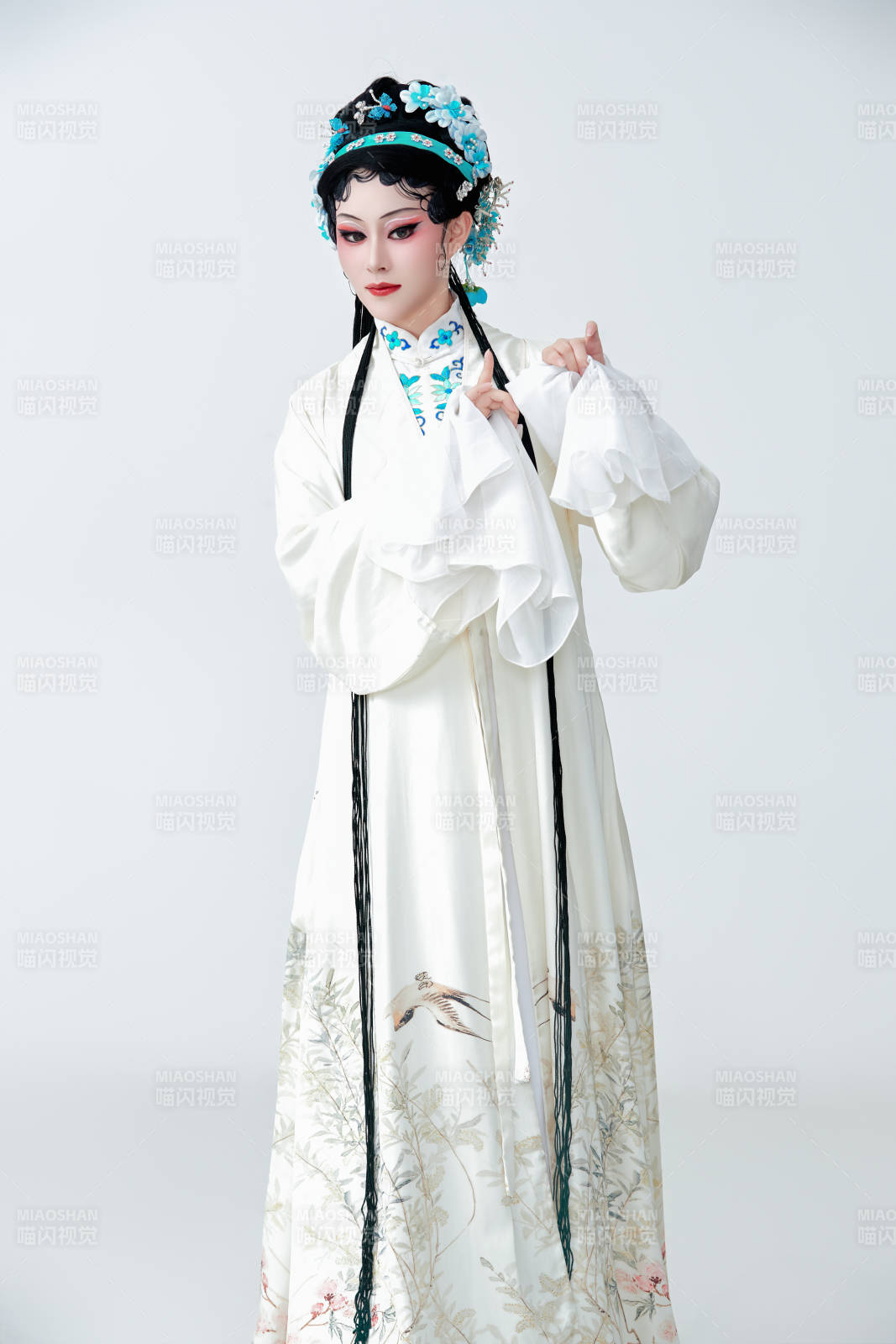 白色背景下传统戏曲越剧装扮的亚洲美女图片