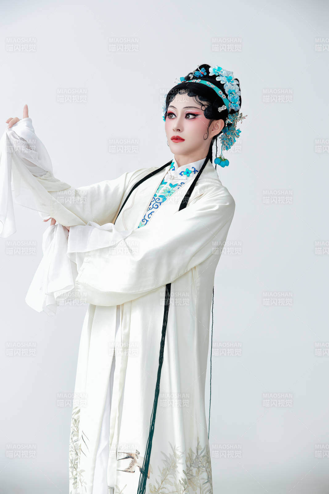 白色背景下傳統(tǒng)戲曲越劇裝扮的亞洲美女