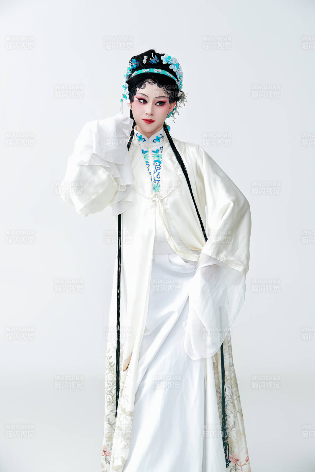 白色背景下传统戏曲越剧装扮的亚洲美女