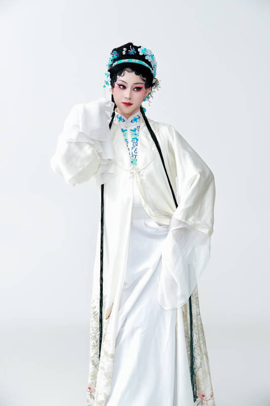 白色背景下传统戏曲越剧装扮的亚洲美女