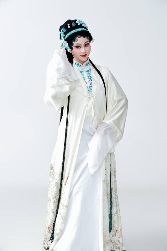 白色背景下传统戏曲越剧装扮的亚洲美女