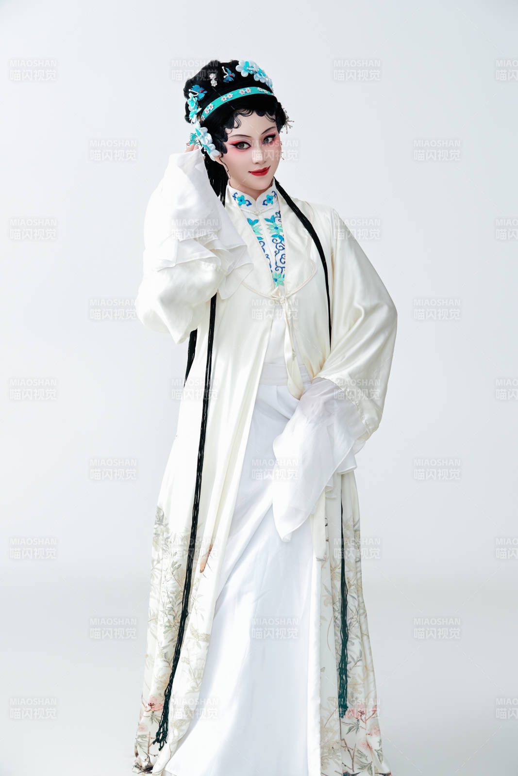 白色背景下传统戏曲越剧装扮的亚洲美女