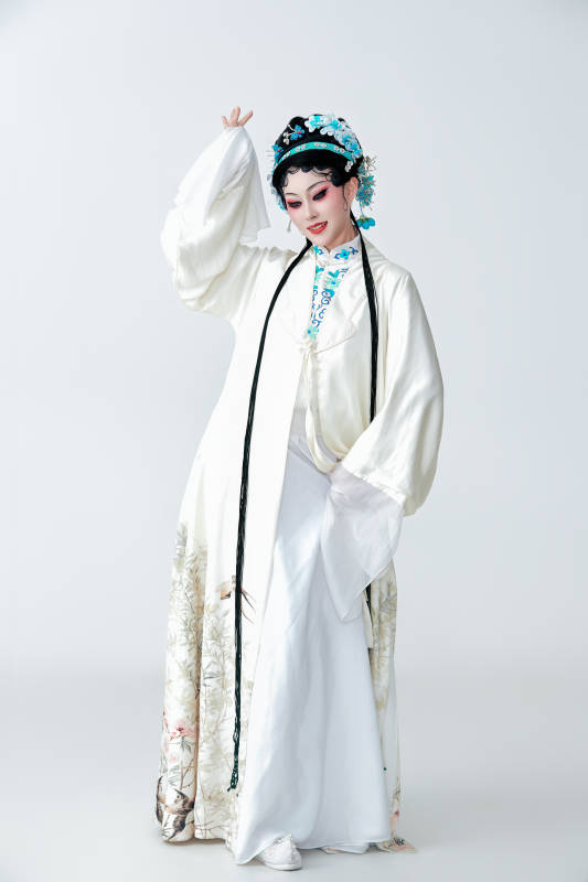 白色背景下传统戏曲越剧装扮的亚洲美女