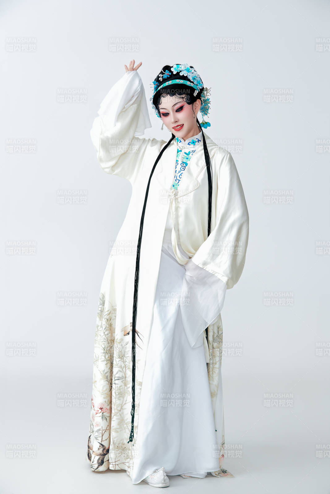 白色背景下传统戏曲越剧装扮的亚洲美女