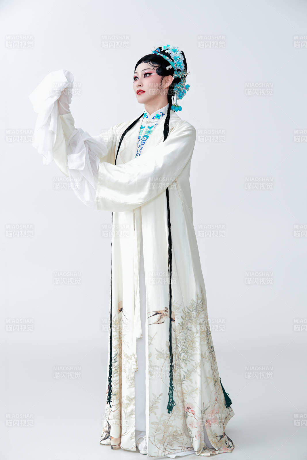 白色背景下传统戏曲越剧装扮的亚洲美女图片