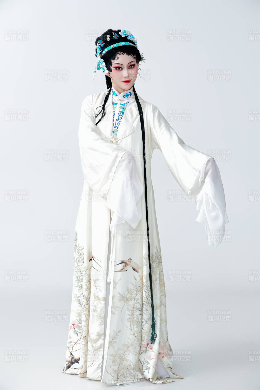 白色背景下傳統戲曲越劇裝扮的亞洲美女