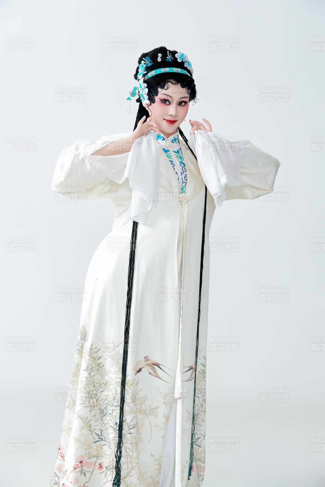 白色背景下傳統戲曲越劇裝扮的亞洲美女