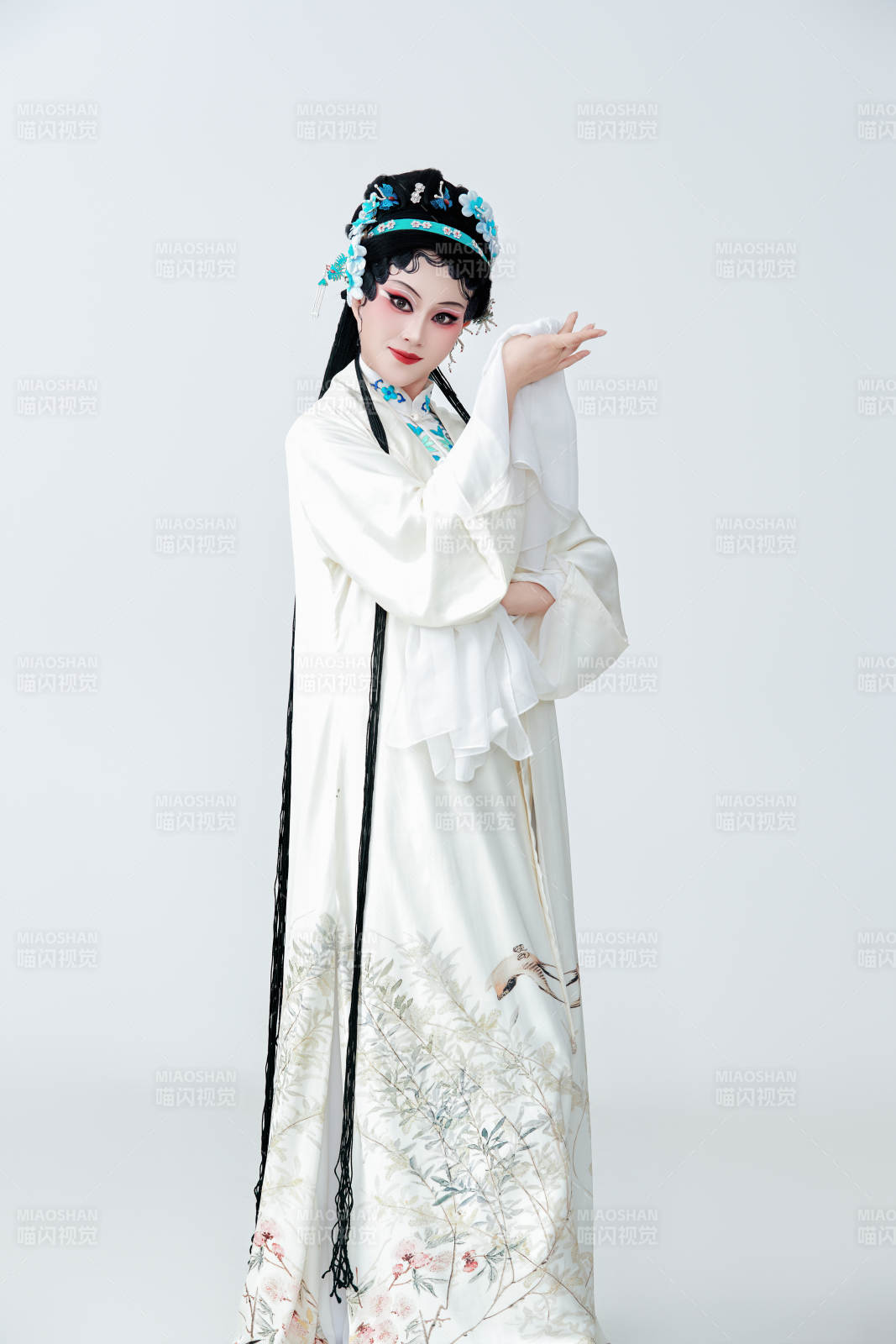 白色背景下傳統(tǒng)戲曲越劇裝扮的亞洲美女