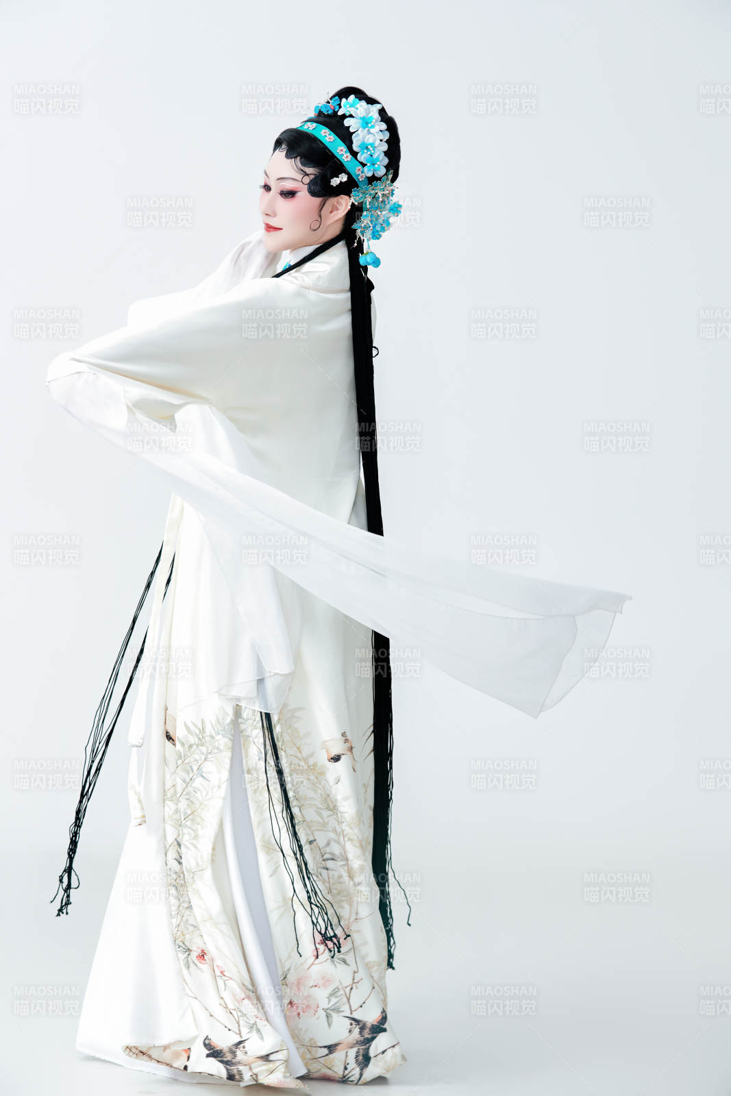 白色背景下傳統戲曲越劇裝扮的亞洲美女