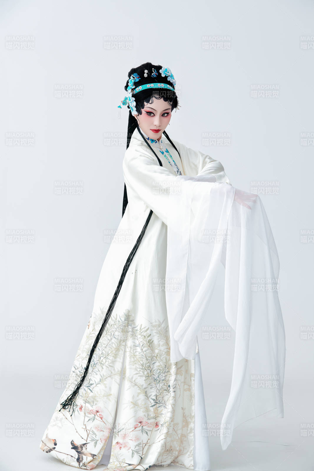 白色背景下传统戏曲越剧装扮的亚洲美女