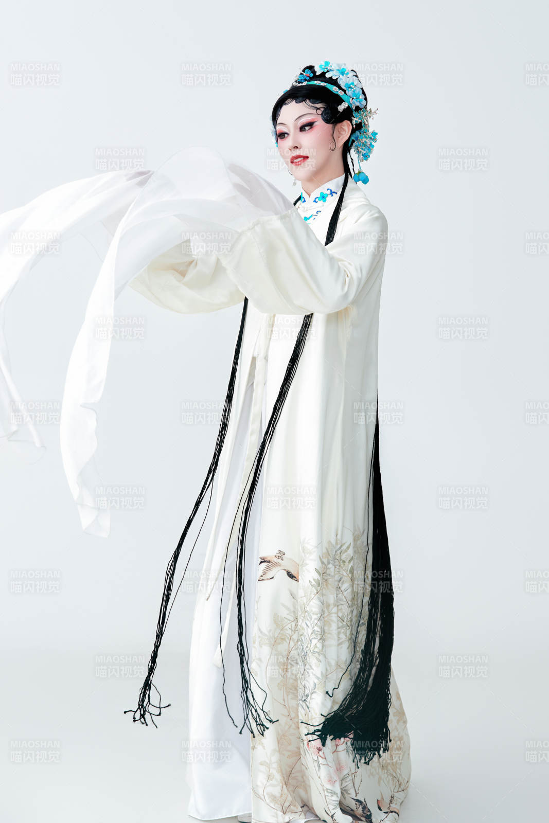 白色背景下传统戏曲越剧装扮的亚洲美女