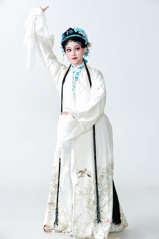 白色背景下传统戏曲越剧装扮的亚洲美女