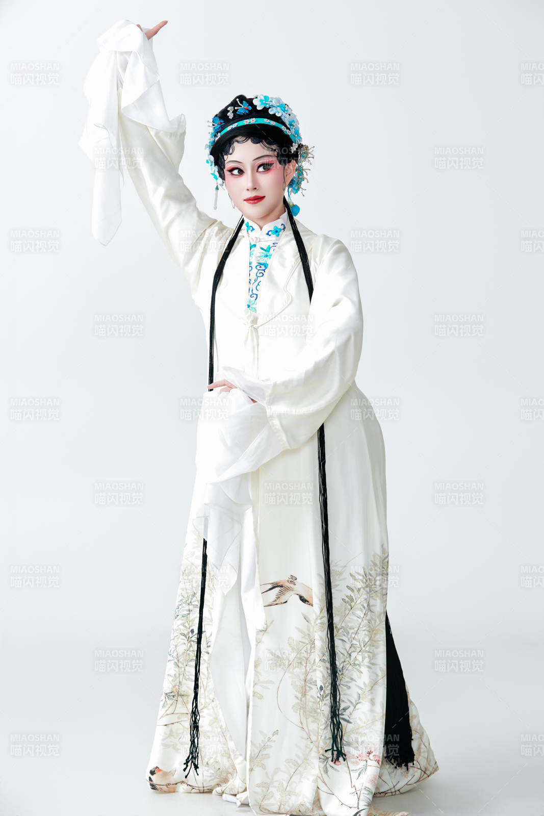 白色背景下传统戏曲越剧装扮的亚洲美女