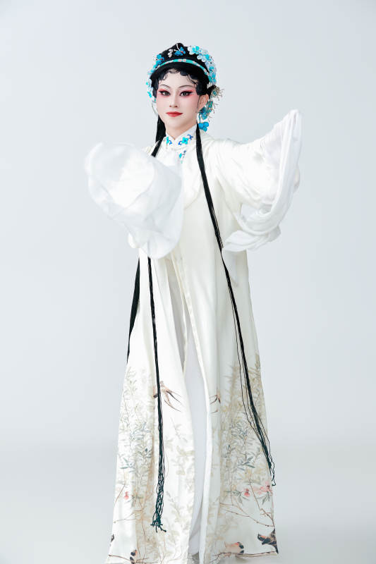 白色背景下传统戏曲越剧装扮的亚洲美女