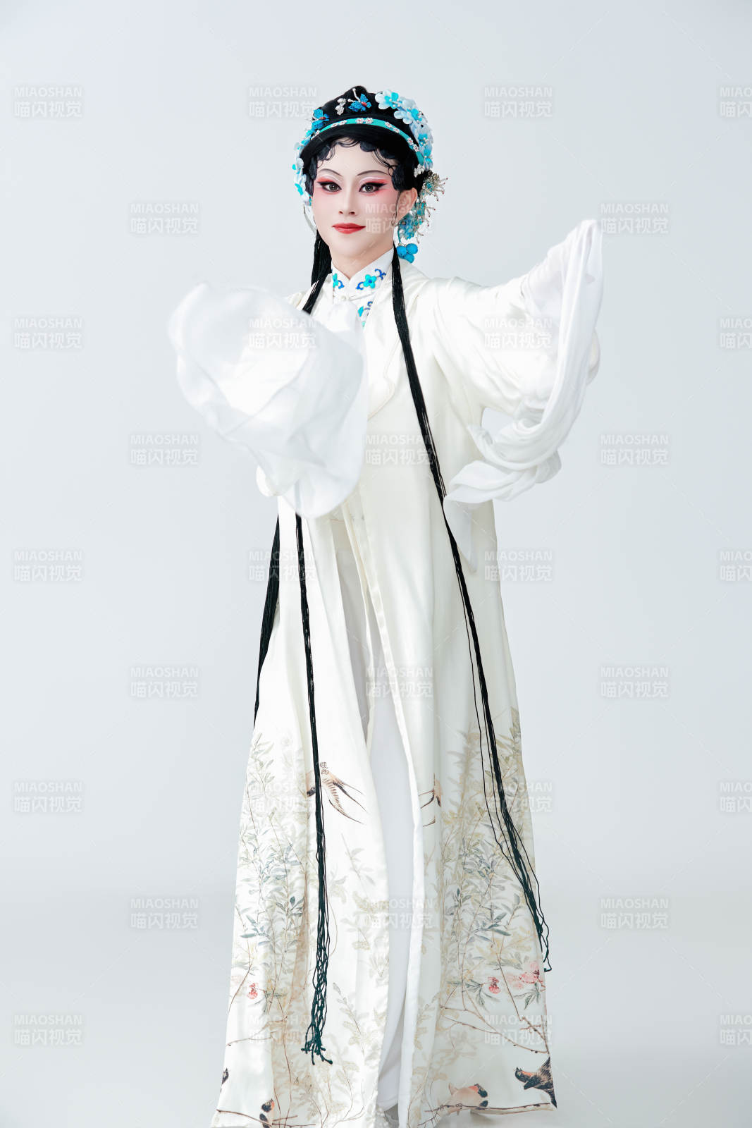 白色背景下传统戏曲越剧装扮的亚洲美女