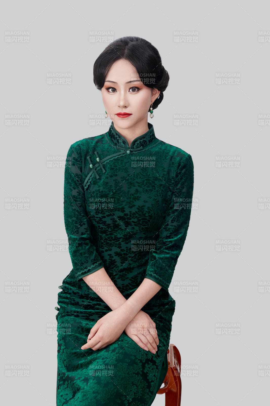 身著傳統中式旗袍的亞洲美女