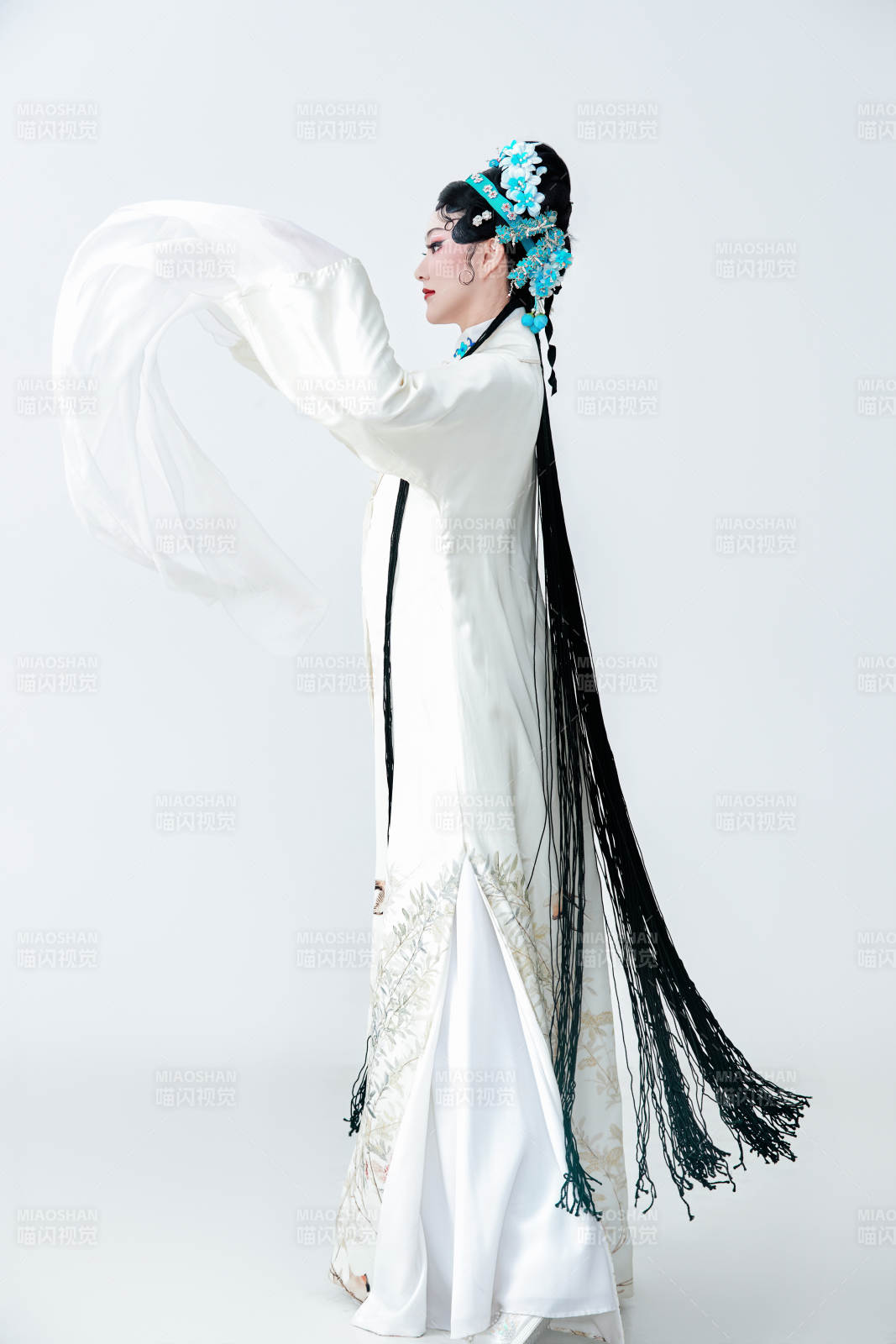 白色背景下傳統戲曲越劇裝扮的亞洲美女