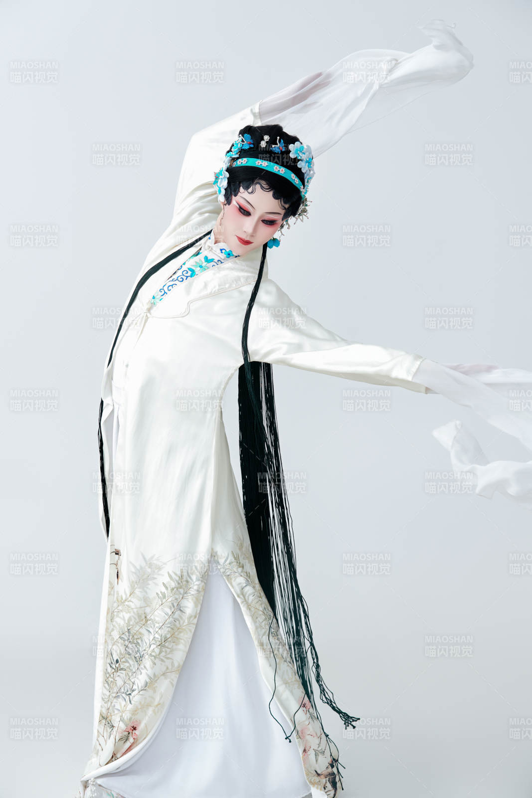 白色背景下传统戏曲越剧装扮的亚洲美女