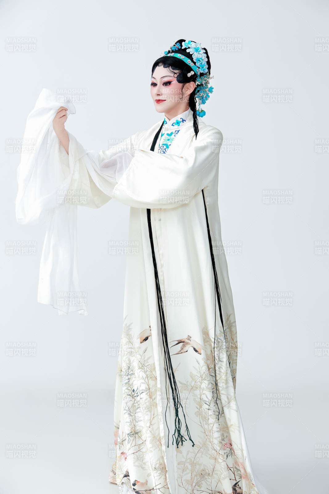 白色背景下传统戏曲越剧装扮的亚洲美女图片