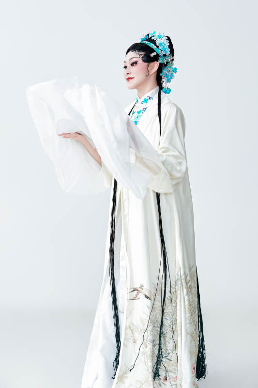 白色背景下传统戏曲越剧装扮的亚洲美女