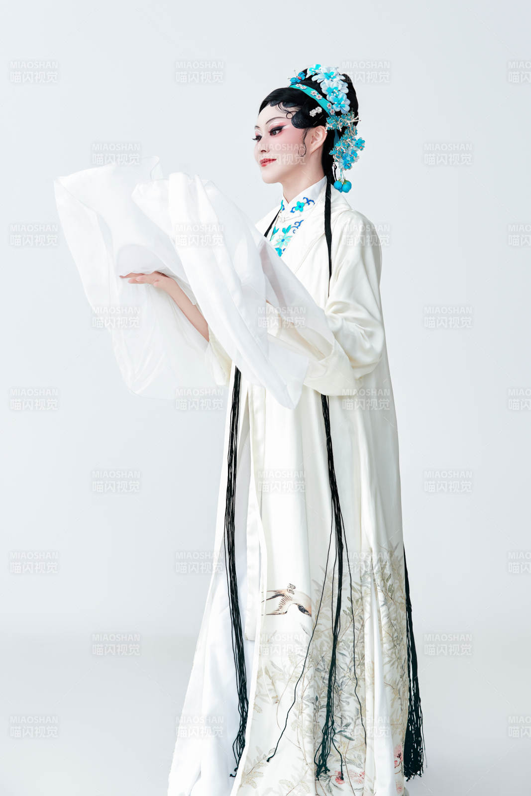白色背景下传统戏曲越剧装扮的亚洲美女