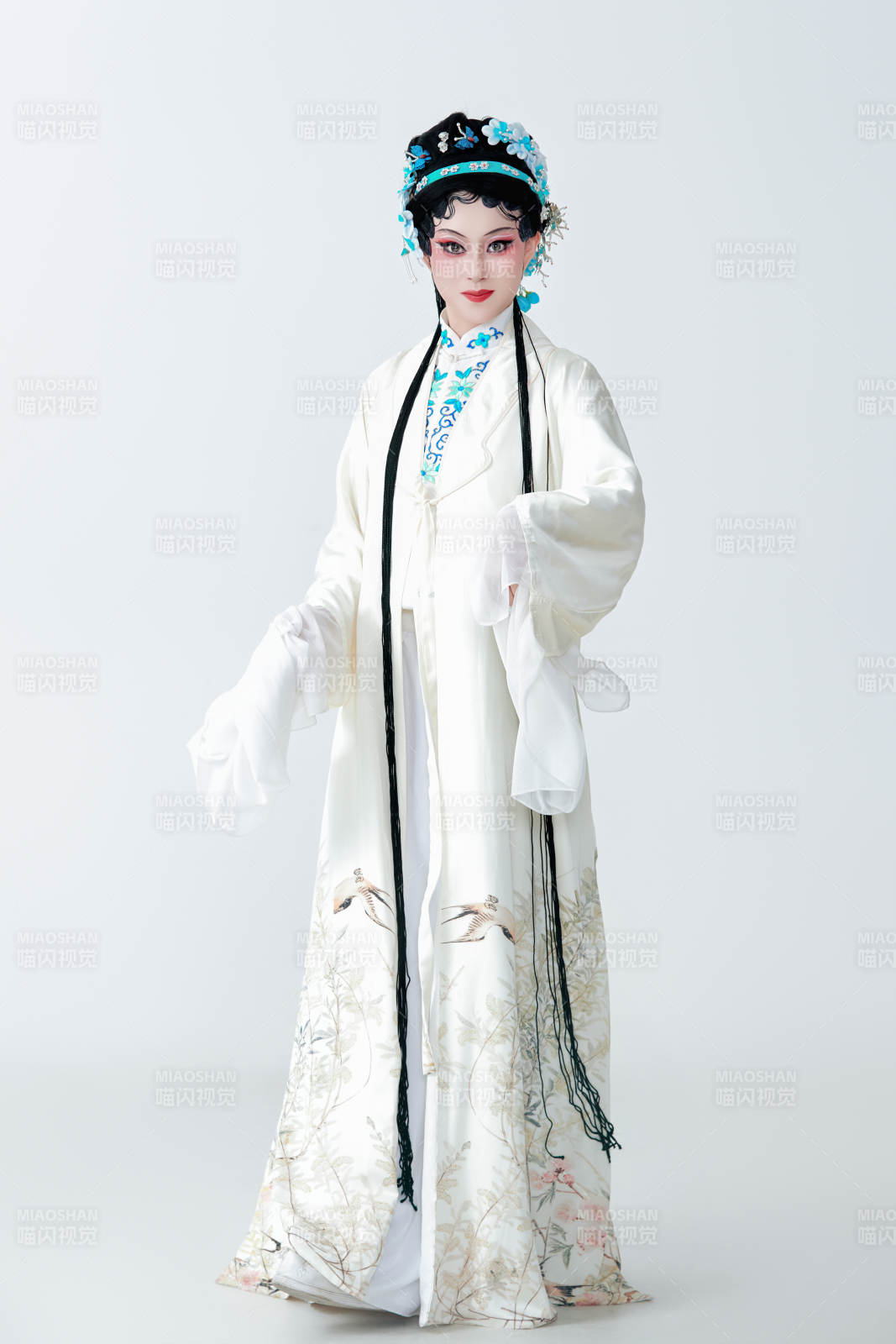 白色背景下传统戏曲越剧装扮的亚洲美女