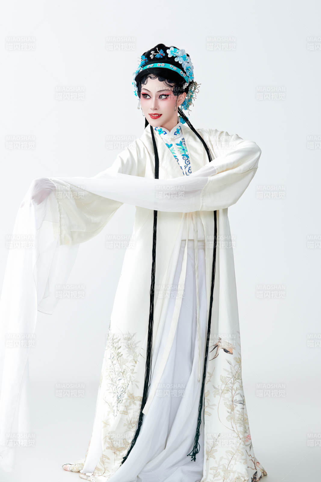 白色背景下传统戏曲越剧装扮的亚洲美女图片