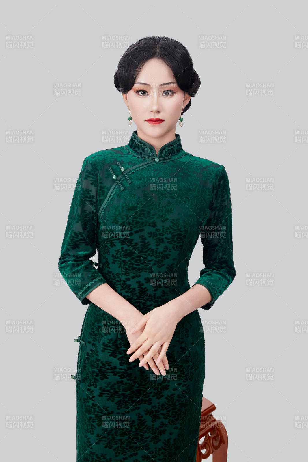 身著傳統中式旗袍的亞洲美女