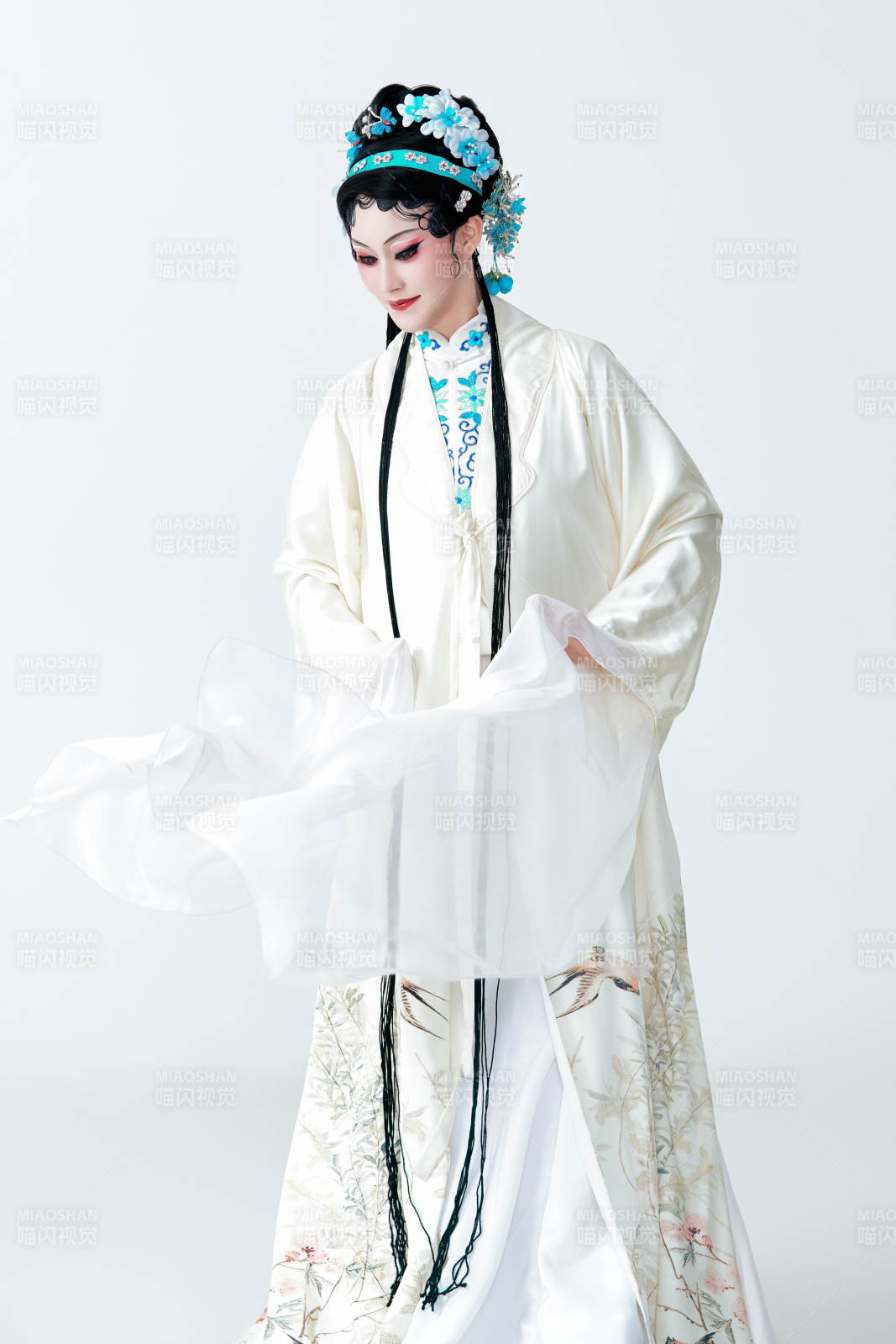 白色背景下傳統戲曲越劇裝扮的亞洲美女