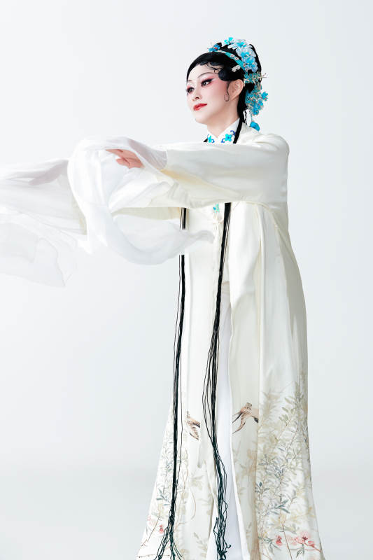 白色背景下传统戏曲越剧装扮的亚洲美女