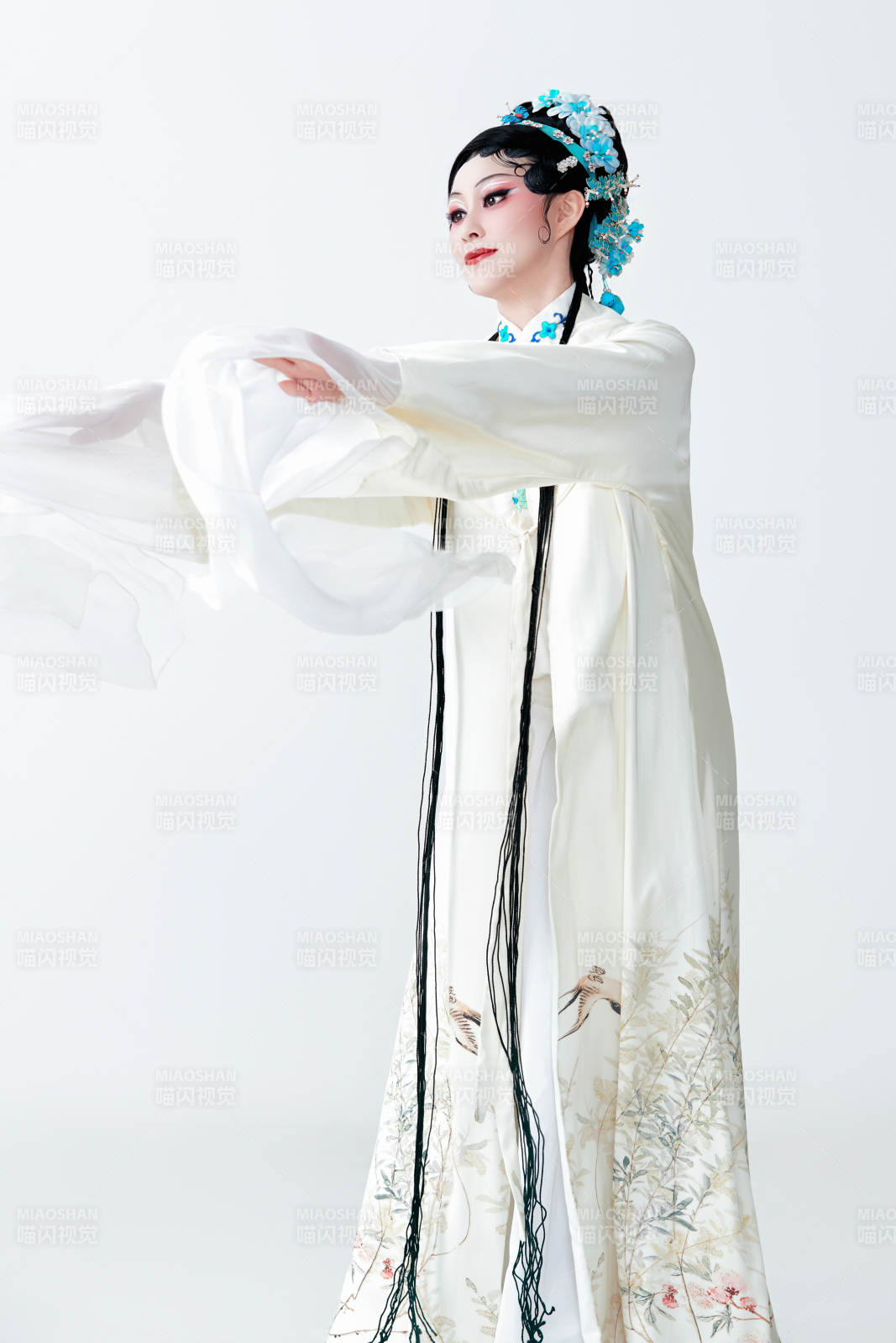 白色背景下传统戏曲越剧装扮的亚洲美女