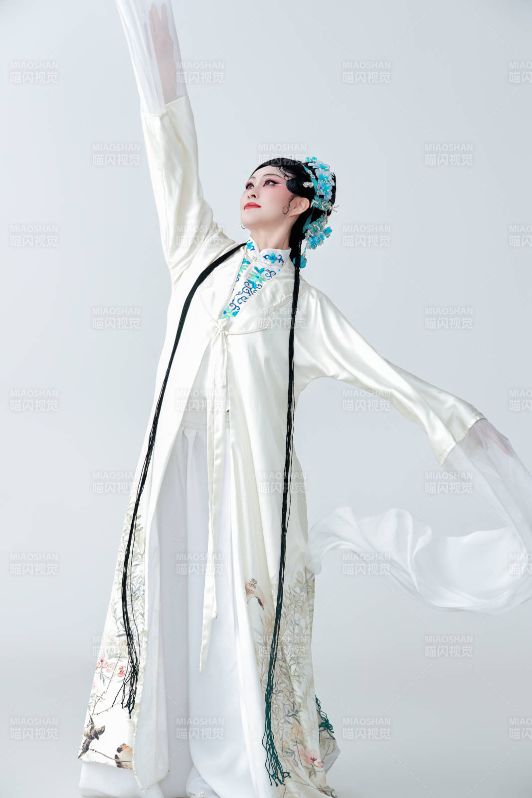 白色背景下傳統戲曲越劇裝扮的亞洲美女